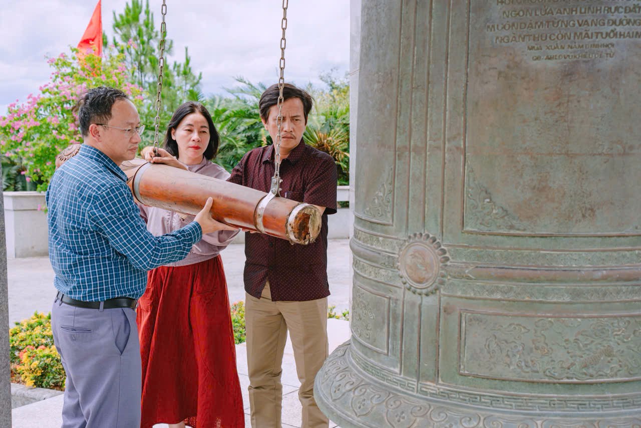 Tổng Biên tập các tạp chí văn nghệ Bắc miền Trung thỉnh chuông tưởng nhớ các anh hùng liệt sĩ tại Nghĩa trang liệt sĩ quốc gia Đường 9.